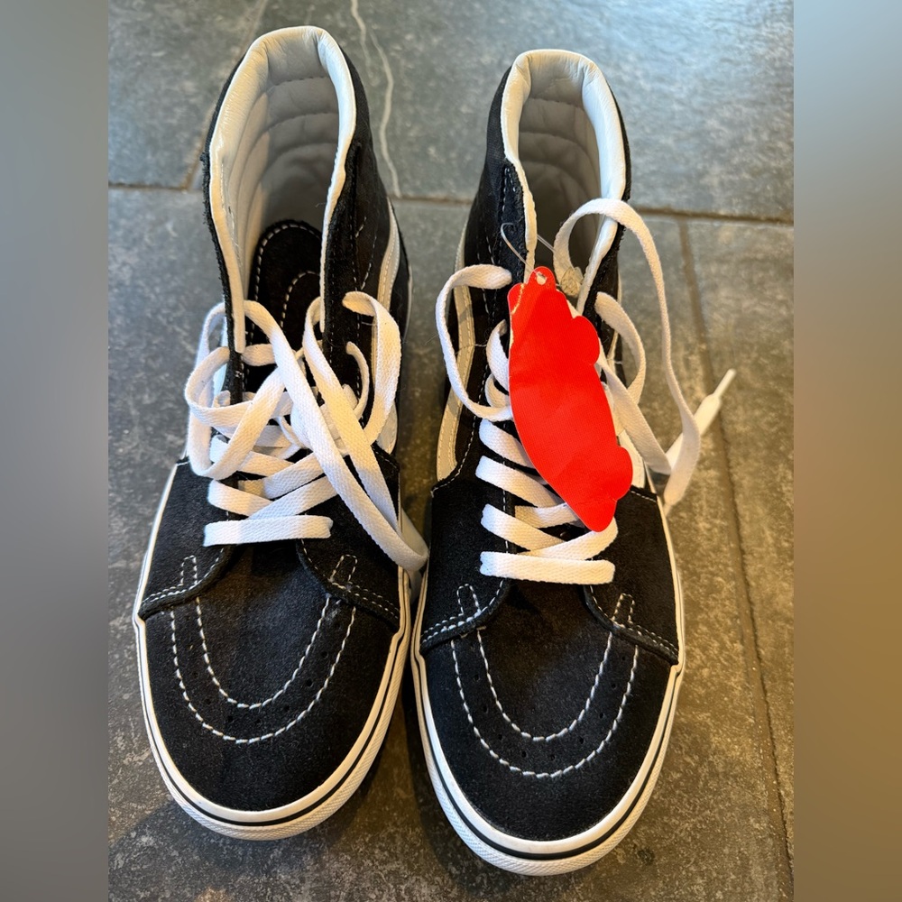 Vans Sk8 Hi shoes. Unisex. Brand new with tags.
Size EUR 39 or 8.5